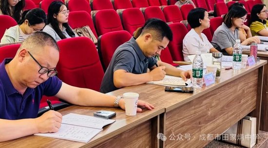 学校张国云副校长到场听评课