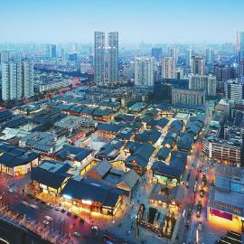 华灯初上,春熙商圈的夜间消费开始升温。 成都市商务局供图
