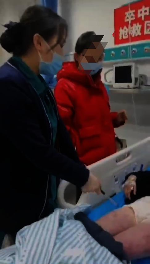 面對護士質問,紅衣服女士沉默不語