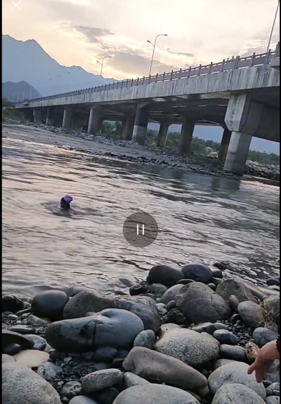 都江堰鯉魚陀河邊,有很多人下河游泳,工作人員勸導也不管用