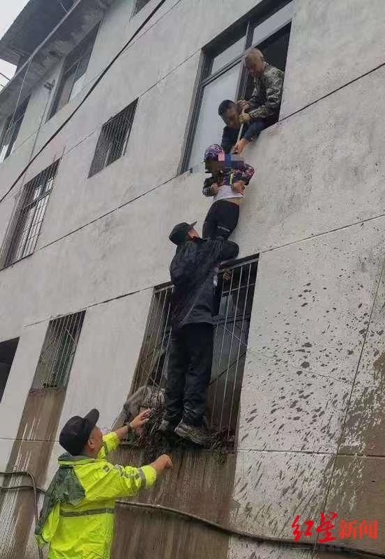 ↑民警搭“人梯”救援被困群众