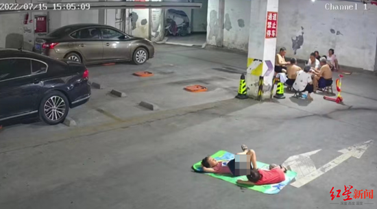 事发前，两个孩子躺在通道上玩耍，奶奶在旁边看人玩扑克
