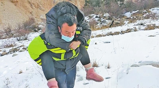 拉巴背着高反的王女士在雪地艰难前行 甘孜州公安局供图