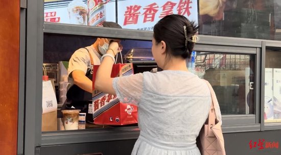 ▲顧客在門店買咖啡
