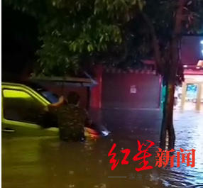 街道上已經有車泡在水中