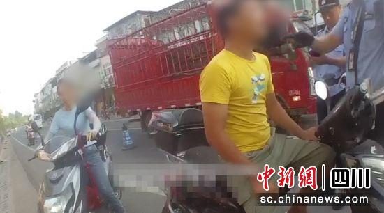 男子阻碍交警执法（大安交警 供图）