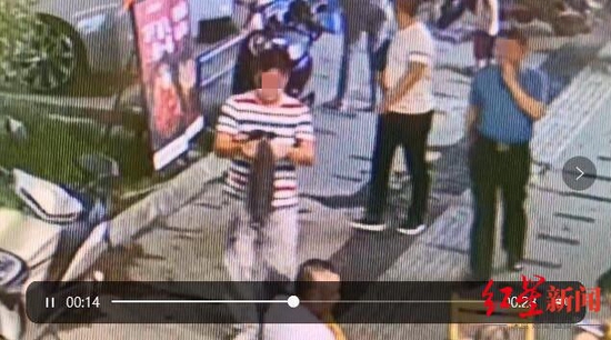　▲监控视频显示，一名穿横条纹衫的男子抱走一头小猪。