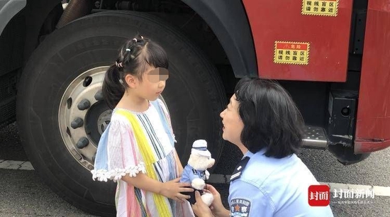 眉山公安交警為小女孩送上“交警小熊”