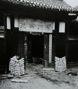 民国时期雅安一带的女背夫 孙明经摄