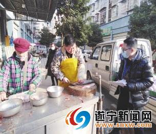 執(zhí)法人員檢查水產(chǎn)品經(jīng)營(yíng)店
