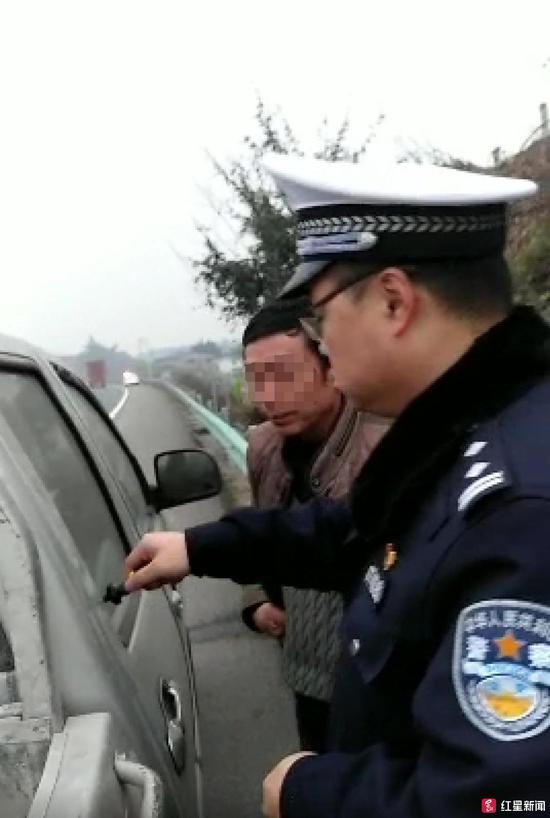 ▲民警帮忙破窗开锁,视频截图