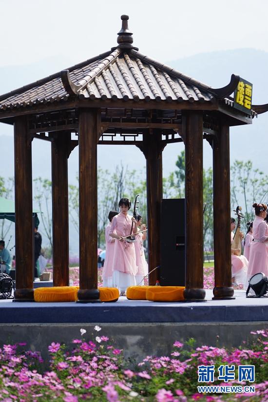 副舞台上的音乐表演。