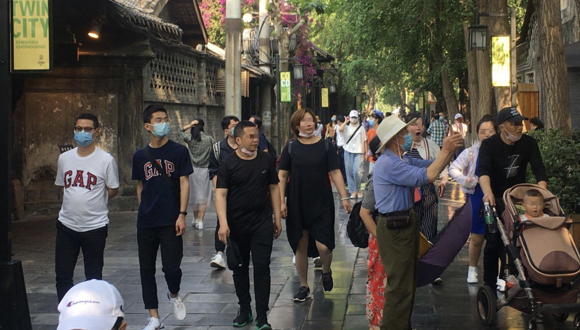 寬窄巷子內部分游客未戴口罩