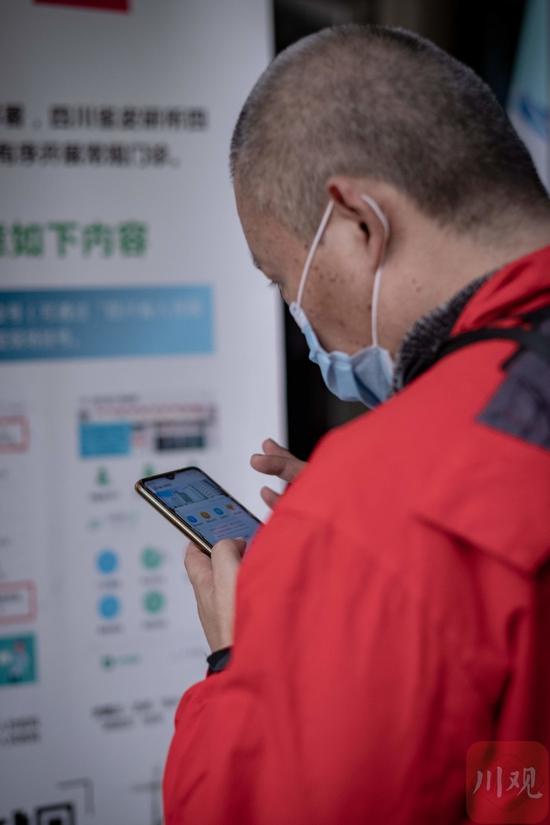 老人在醫院研究如何通過手機預約掛號