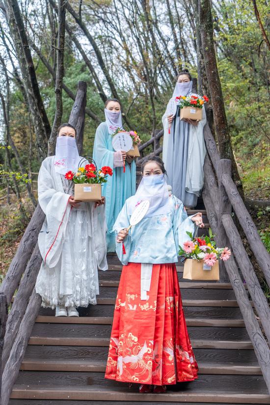 2021“三八”節(jié)劍門關(guān)邀請女性游客插花體驗 劍門關(guān)景區(qū)供圖