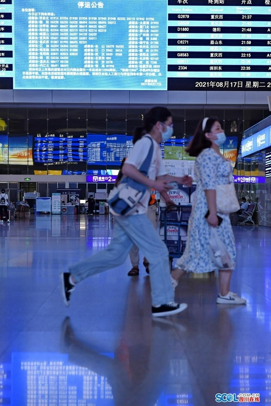 　8月17日晚上，在成都火车东站候车厅，LED电子显示系统及时向旅客公告相关停运信息。