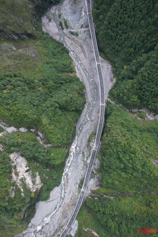 ↑绵茂公路在高山峡谷中穿行