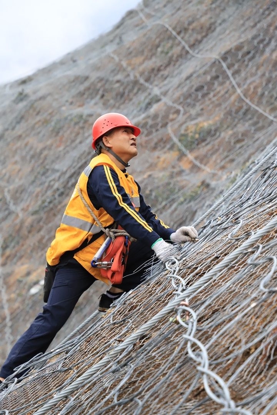 爬山摸排危石保障动车通行安全 新成昆铁路第一个危石工区成立