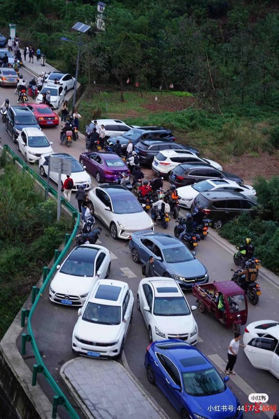 　▲现场道路较拥堵（图据小红书网友“小柴科”）