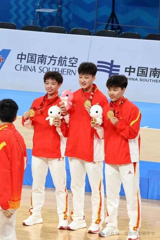 冯佳，成都市实验中学初2018级3班、高2021级4班学生。图中左一为冯佳。