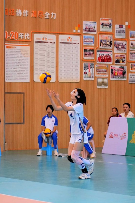 排球队的学生们在赛场上拼搏