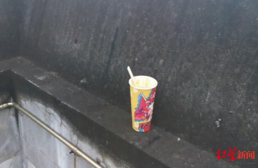 ↑樓頂遺留的紙杯