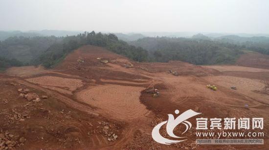 在建的位于隆兴的服务区。(宜宾新闻网 曾江 摄)
