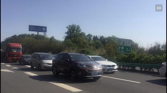 为避免在路上长时间拥堵，高速交警提醒：