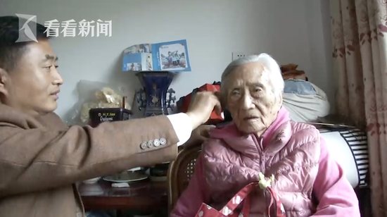 暖心孝子!57岁儿子抬97岁母亲上峨眉山完成心愿