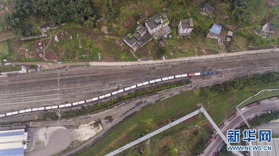 3月6日,西部陸海新通道重慶涪陵—廣西欽州首發鐵海聯運貨運專列從重慶涪陵西站駛出。新華社發(黃偉攝)