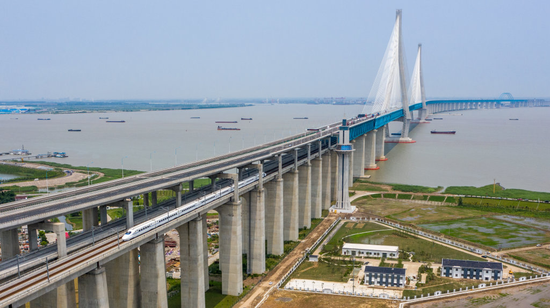 　7月1日，沪苏通铁路开通运营，上海至南通最快旅行时间压缩至1小时6分钟。新华社记者 李博 摄