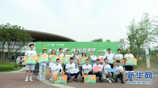 ▲大運會志愿者為大運會吶喊助威。
