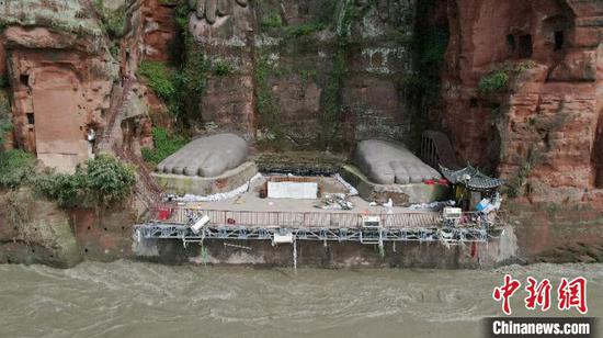 8月20日拍摄，洪水退去后乐山大佛左右“佛脚”下方岩体保护层出现脱落。　刘忠俊 摄