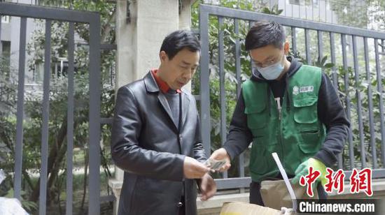 工作中的張泉。 陳選斌 攝