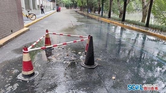 　位于府河桥西路的污水井正在向外反涌污水，且散发着臭味