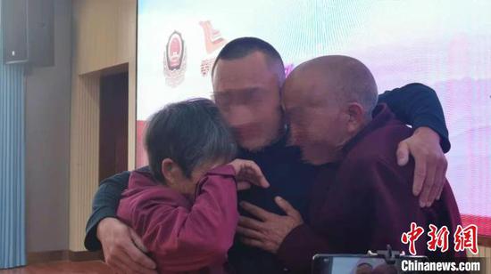 王中清和陳明香與失散41年的兒子王遠陸緊緊相擁。 查旭陽 攝