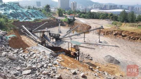 “力信·星悦广场”楼盘项目内已成型的“砂石粉碎加工厂”
