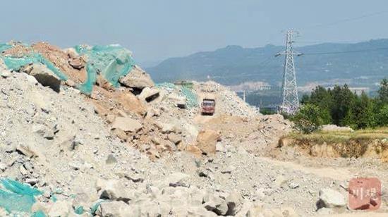 “力信·星悦广场”楼盘项目场地平整开挖的大量石材弃土