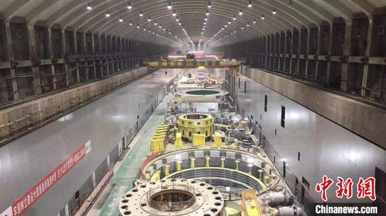 白鶴灘右岸電站12號百萬千瓦機組轉輪吊裝就位。 張冬梅 攝
