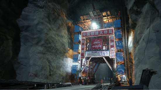 世界最大断面泄水隧洞在四川阿坝州开挖完成