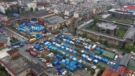 ↑灾区群众居住的磨西镇贡嘎广场安置点