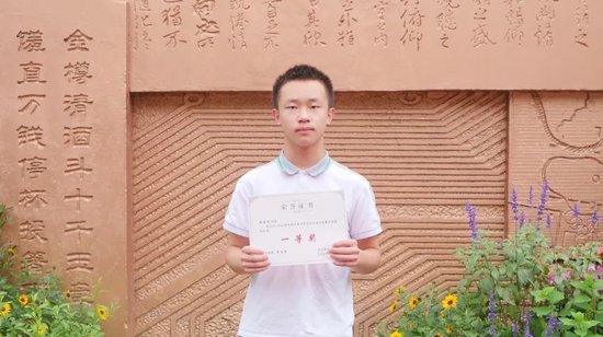 张乐悦(初2021级)
