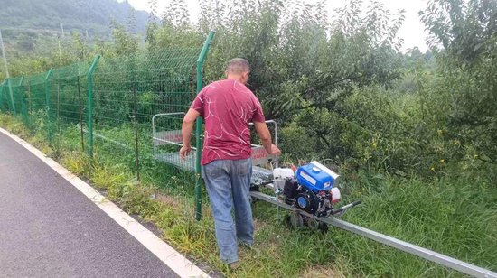 工人正在试用“小火车”