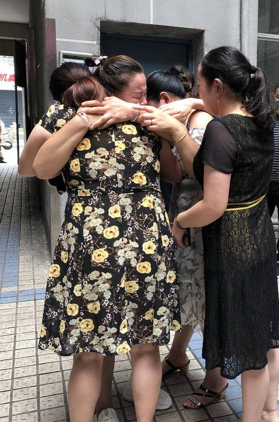 李金平與姐姐們抱在一起