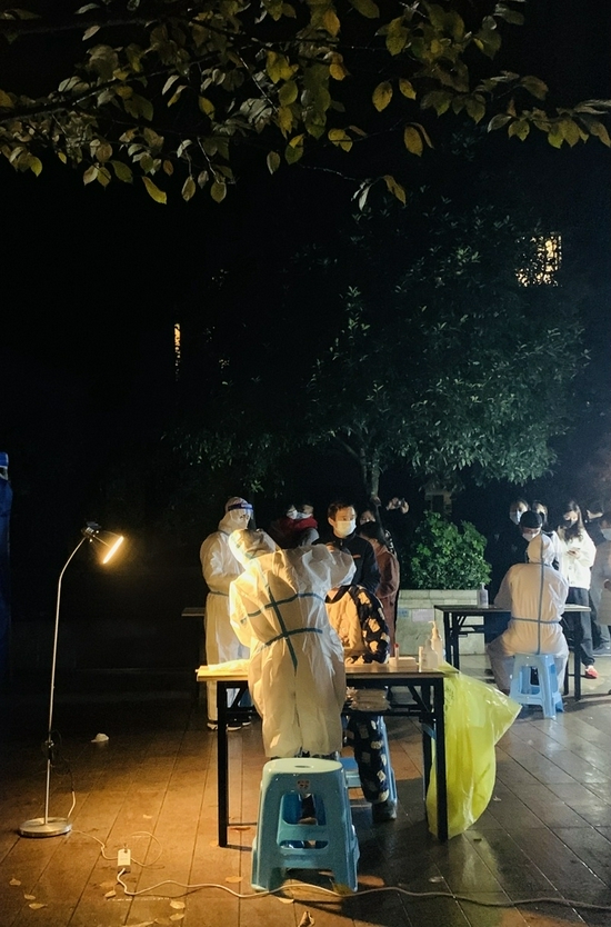 核酸檢測(cè)現(xiàn)場(chǎng)。魏馮 攝