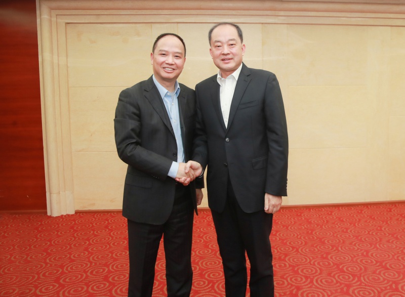 蘭開馳同志與李酌同志親切握手