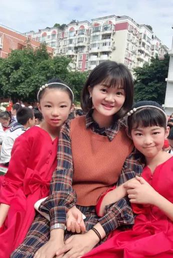 汤娜与孩子们合影
