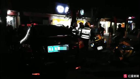 ↑原本停靠金牛区长庆东路边的车