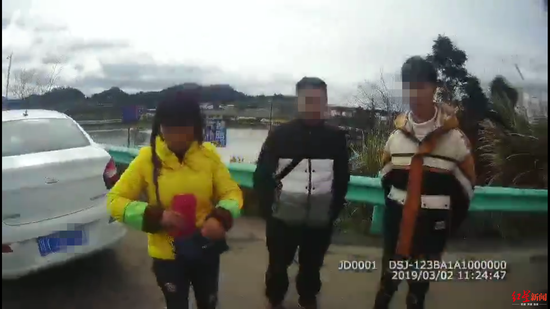 ↑一家三口 接受民警教育