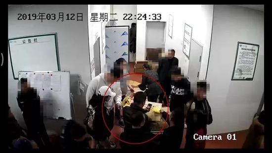 △库房监控视频显示,有人将姜黄粉撒在鸡腿肉上拍照